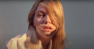 Ce single a été écrit et composé par damso. Le Grand Retour De Louane Avec Le Single Donne Moi Ton Coeur Syma News Votre Magazine D Actualite