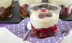 Roer de mascarpone los in een kom met twee eetlepels basterdsuiker, totdat hij lekker smeuïg is. Mascarpone Joghurt Creme Fur Schichtdesserts Laktosefrei Ich Muss Backen