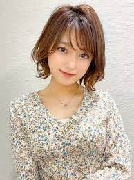 フォギーベージュショート 20代 30代におすすめ大人かわいいモテ 愛され ナチュラル 韓国風外ハネ 斜め前髪 流し前髪 ベージュグレージュ ヘアサロン予約 ozmallビューティ ショートのヘアスタイル ヘアサロン ヘアスタイル