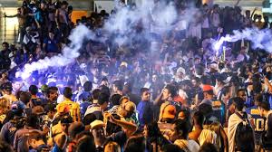 A 10 dias de voltar a atuar oficialmente, o cruzeiro, por meio do presidente sérgio santos rodrigues, pressionou publicamente o prefeito de belo horizonte, alexandre kalil, para que os jogos na. Torcedor Do Cruzeiro Morre Durante Comemoracao Em Bh Veja