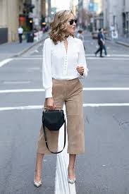 El color beige o camel son perfectos para otoño y si se combina con negro se ve mucho mejor. 15 Trendiest Camel Pants To Wear Right Now Styleoholic