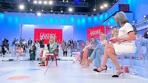 3 agosto 2021 love is in the air, anticipazioni dal 9 al 13 agosto 2021 Uomini E Donne Isabella Asfalta Gemma Standing Ovation Per Lei