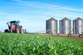 Concept de production agricole et alimentaire avec silos de machines de  tracteur et système d'irrigation | Photo Gratuite