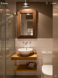 Half White Tiles With Contrast Brown Wall And White And Brown Bathroom Fixtures And Accents Decoracao Banheiro Pequeno Banheiros Modernos Banheiro Pequeno