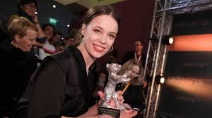 Paula beer, berlin, almanya doğumlu oyuncu. Silberner Bar Der Berlinale 2020 Fur Paula Beer Beste Darstellerin In Undine Youtube