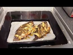 Poisson Tilapia Braise Avec Salade Et Aloco Youtube Breakfast Food French Toast