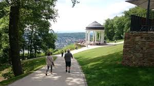 Mit der seilbahn rüdesheim über den reben schweben! Niederwalddenkmal Mit Germania Statue Romantik Tour Picture Of Seilbahn Rudesheim Ruedesheim Am Rhein Tripadvisor