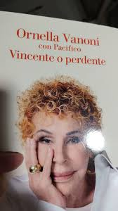 Ornella Vanoni "vincente o perdente"..... Mai e poi mai avrei pensato anni  fa di acquistare un suo libro... L'ho imparata a conoscere per una  trasmissione televisiva e la trovo una donna meravigliosa...