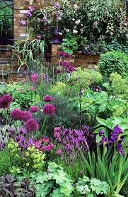 Close Your Eyes And Dream Of England This Is A Cottage Herb Garden In Chelsea Small Cottage Garden Ideas Beautiful Flowers Garden Flower Garden Design
