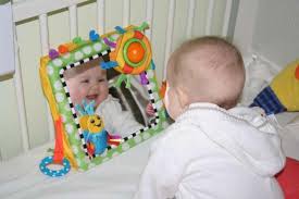 11 Activites A Creer Soi Meme Pour Stimuler Bebe Activite Bebe Jeux Bebe Jeux Eveil Bebe