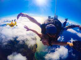Phot by angela siciliano i knew this was going to be a great photo when i saw the instructor swooping in for a landing in front of this amazing sunset but wasn't sure who the instructor was. Tandem Skydiving In Hawaii Oahu North Shore Flying Mammut