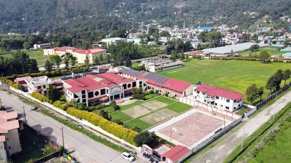 Lakes International School