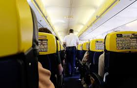 With over 200 destinations to choose from, use ryanair's fare finder to find the lowest fare to your we value your privacy. Ryanair Kabine Innen Wahrend Des Fluges Redaktionelles Foto Bild Von Reise Griechenland 143179861