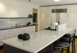 La variedad de tonalidades en las que puedes encontrar las encimeras de granito hace que sea el material perfecto para combinar con todo tipo de cocinas. Granito Blanco Para Cocina Como Limpiar Marmol Blanco Granito Blanco Como Limpiar El Marmol
