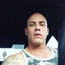 781 curtidas, 93 comentários