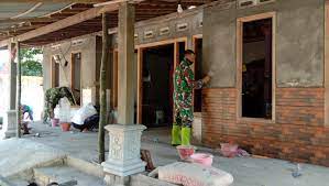Pemasangan Keramik Dinding Depan Rumah Dan Pengacian Rtlh Jukardi Masih Berlanjut Mediasriwijaya