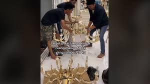 Ukuran dan luas ruang makan juga turut menjadi perhatian saat memilih lampu di ruang makan, agar tampilannya sesuai dan proporsional. Pasang Lampu Kristal 120 Kg Publik Ikut Panik Lihat Kondisi Plafon Ruangan Berita Hits
