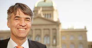 Persönliche Mitarbeitende als Ventil für ein modernes Milizparlament