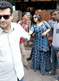 Vidya Balan And Siddharth Roy Kapur Spotted At Indigo Siddharth Roy Kapur Vidya Balan Images Bollywood Hungama In the same manner, siddharth also simplified things for vidya vidya balan and siddharth roy kapur