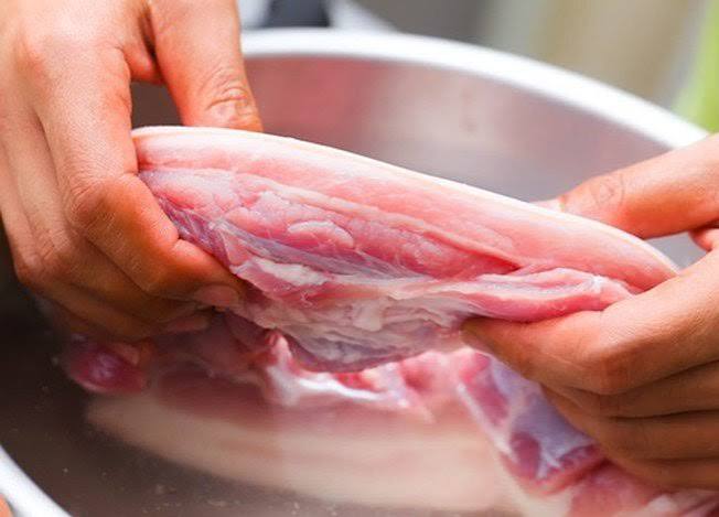 Tại sao nên ngâm thịt bằng nước muối trước khi chế biến?