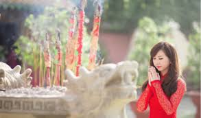 Chả thế mà ông bà ta từ xưa đã có câu lễ phật quanh năm không bằng ngày rằm tháng giêng, đây là ngày trăng tròn đầu tiên trong năm mới âm lịch, dân gian ta thường gọi là tết nguyên. 0t2rn5ej2hyxpm