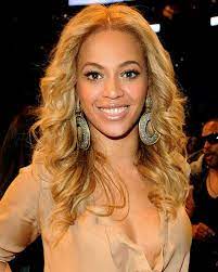 Beyonce is sporting blonde hairstyles because she isn't afraid of showing off her dark roots. The Top 10 Blondes In Hollywood Beyonce Blonde Hair Beyonce Hair Color Beyonce Blonde