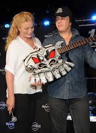 Gene Simmons Of Kiss Donates Guitar To Hard Rock Cafe Las Vegas Hard Rock Gene Simmons Hot Band