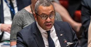 Britská diplomacie si předvolala čínského velvyslance kvůli napadení  reportéra