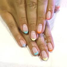 Unhas decoradas coloridas, com glitter, floral, com francesinha dupla, todas muito delicadas e além das unhas decoradas francesinhas com esmaltes em cores diferentes da tradicional, existem variações com desenhos e enfeites variados no lugar da. Unhas Francesinhas 60 Inspiracoes Desta Classica Nail Art