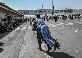 Armed taliban fighters have entered afghanistan's presidential palace in kabul hours after president ashraf ghani fled the country. 1lkcrv0 Gfst0m