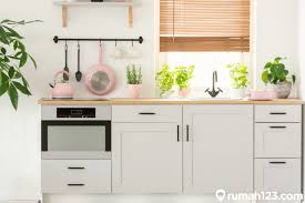 Untuk desain meja dapur sendiri, biasanya desain meja dapur ini disesuaikan dengan desain sehingga untuk dapur yang menggunakan kompor gas 2 tungku atau 1 tungku, ketinggian mejanya berikut contoh gambar desain meja dapur minimalis sederhana terbaru sebagai inspirasi dalam. 10 Desain Meja Dapur Minimalis Yang Mudah Ditiru Di Rumah Rumah123 Com