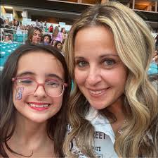 What book recommendations are suitable for a 10-year-old girl who loves  graphic novels and has trouble visualizing images?