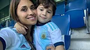 Antonela Roccuzzo recibió una flor de Mateo Messi por el Día de la Madre