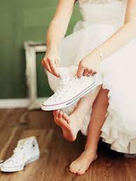 Maybe you would like to learn more about one of these? Warum Wir Jetzt Unbedingt Flats Zum Brautkleid Tragen Wollen Chucks Hochzeit Braut Hochzeit