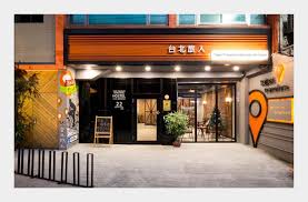 戶外招牌 室內指標設計 凱創廣告kcdesign 民宿門面獨具特色的工業風青年旅館 高人氣工業風旅館吸引年輕消費族群 新北市淡水招牌整體規劃