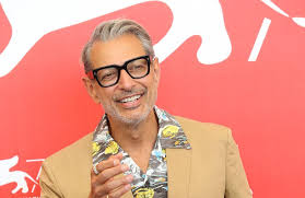 Einer einsamen insel, wo besucher echte dinosaurier beobachten können. Jeff Goldblum Uber Seine Jurassic World Rolle