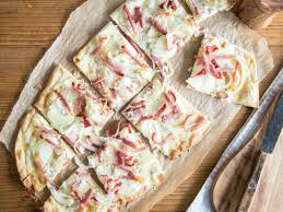 Das Elsasser Original So Backst Du Hauchdunnen Flammkuchen Rezept Rezepte Flammkuchen Teig Flammkuchen Lachs