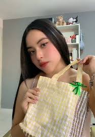 Cartera de Meche Correa: Estilo y Humor desde Paris