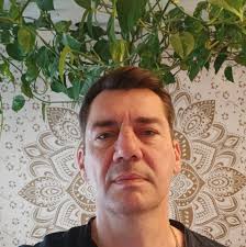 Du verdienst meinen größten Respekt und du bist ein Held🙏🏻 genau so wie  Kai Uwe RIP🙏🕊 (der sich für die Kinder geopfert hat.) Michael Heinen  nimmt nach der schrecklichen Messerattacke von Aschaffenburg