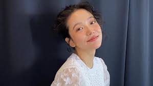 Izzat membawa helena pulang ke rumahnya. Debut Akting Yeri Red Velvet Dapat Dukungan Dari Nayeon Twice