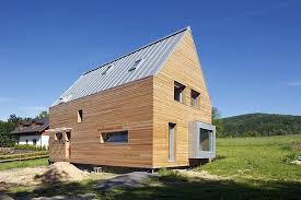 nizkoenergeticky dum z vapenopiskovych cihel haus holzfassaden