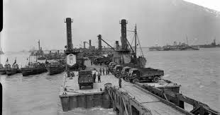 Mulberry Harbour Arromanches Lorries On The Spud Pierhead Photos Militaires Militaire Photos
