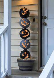 Create ghosts by putting white gauze over a few of the twig balls and add black felt circles for eyes. 50 Outdoor Halloween Decorations Porch Decorating Ideas For Halloween