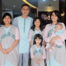 Foto adu gaya seragam keluarga artis di lebaran 2018 ashanty sampai kd. 15 Potret Kekompakan Keluarga Artis Saat Lebaran Seruni Id