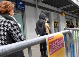 En vaucluse, face à la crise sanitaire plusieurs bureaux de poste sont désormais fermés au public, mais treize bureaux de poste prioritaires restent ouverts ce mardi 17 mars et jusqu'à nouvel ordre. Rennes Coronavirus Ces Tranches De Vie Reunies Au Bureau De Poste Rennes Maville Com