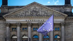It is the upper house and acts mainly in an advisory capacity, since political power resides. Bundesrat Europa Angelegenheiten
