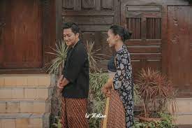 Dengan busana tradisional, foto prewedding seperti ini terlihat modern. Prewedding