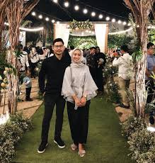 Menghadiri kondangan atau acara tertentu bersama pasangan, tentu akan semakin kece kompakan outfit.pasangan selebgram fatma sarizar dan alfy saga punya banyak koleksi baju couple yang bisa kamu sontek, lho!. Ootd Kondangan Baju Couple Kondangan Kekinian 30 Ide Keren Baju Couple Kondangan Muslim Trend Couple Trend Model Baju Batik Couple Kekinian Untuk Kondangan Terbaru Banyak Sekali Pilihan Warna Yang Tersedia Today S News