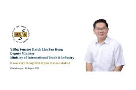 Lee takes over from datuk lim hong tat (pictured left), current ceo of maybank singapore and group head of maybank's community financial services (cfs). Dato Tan Bok Koon Facebook