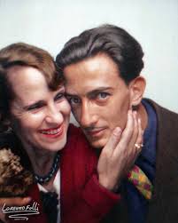 Salvador Dalì and his wife Gala in a photo booth, around the 1930s